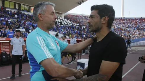 Walter Erviti se saluda con Gustavo Álvarez en un duelo entre la U y Audax Italiano.