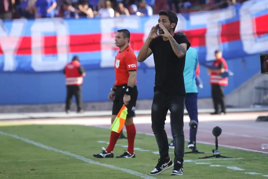Walter Erviti en acción como DT de Audax Italiano ante la U. (Jonnathan Oyarzun/Photosport).