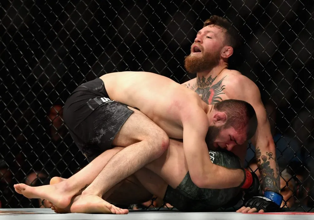 Khabib NurmagomedoKhabib Nurmagomedov sujeta a Conor McGregor durante el UFC 229 el 6 de octubre de 2018 (Getty Images).