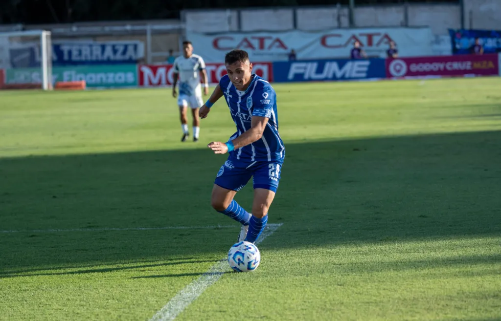 Bastián Yáñez en acción frente a Talleres de Córdoba. (Foto: Godoy Cruz).