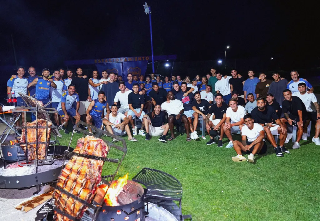 El tremendo asado que compartió Boca Juniors. ¿Ven a Carlos Palacios? Está al lado de Milton Giménez, bien a la derecha de la pantalla. (Foto: Boca Juniors).