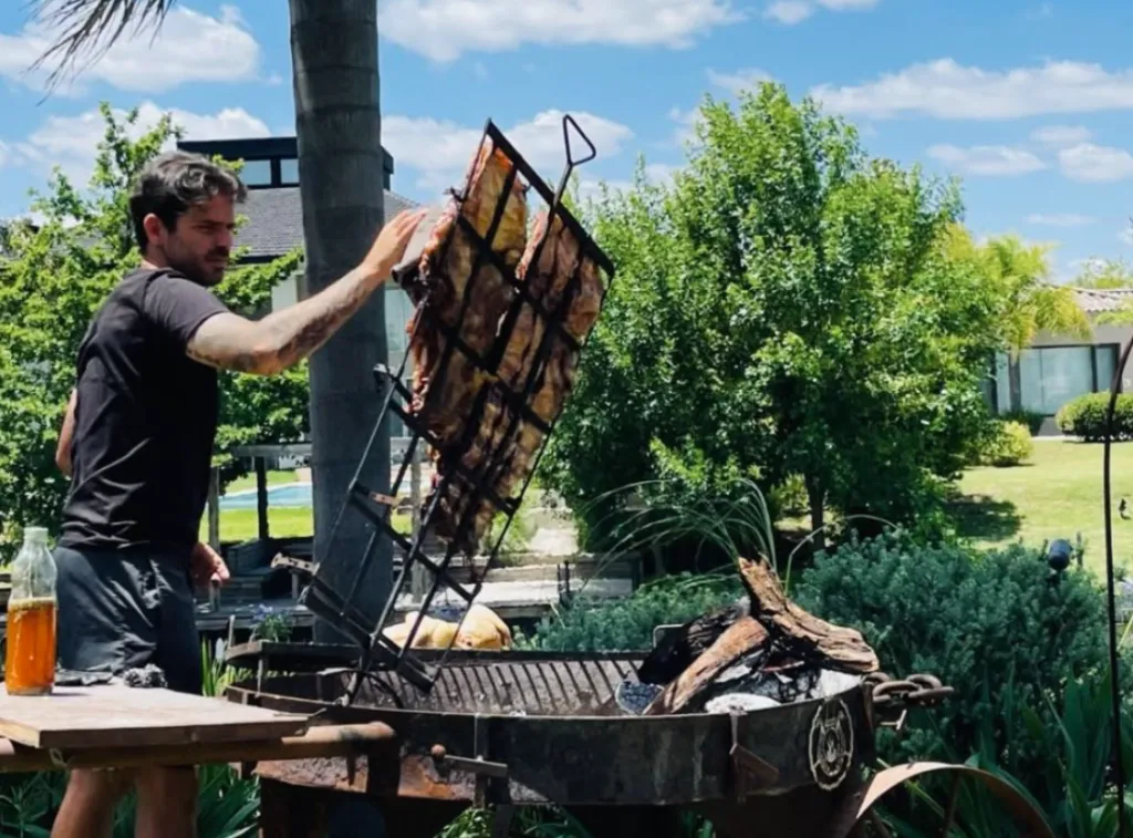 Fernando Gago en acción para el asado que compartió Boca Juniors. (Foto: Marcos Bonocore).