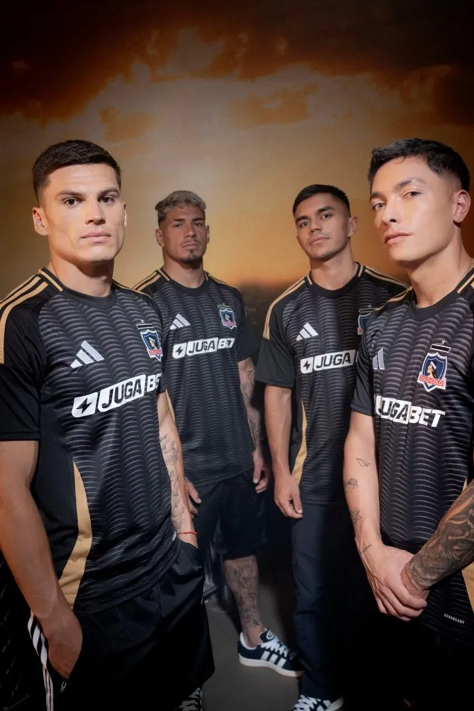 El plantel de Colo Colo ya posa con la nueva camiseta visitante del 2025. | Foto: Adidas.