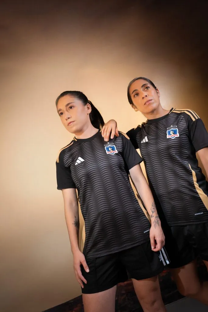 El plantel femenino también posa con la nueva camiseta. | Foto: Adidas.