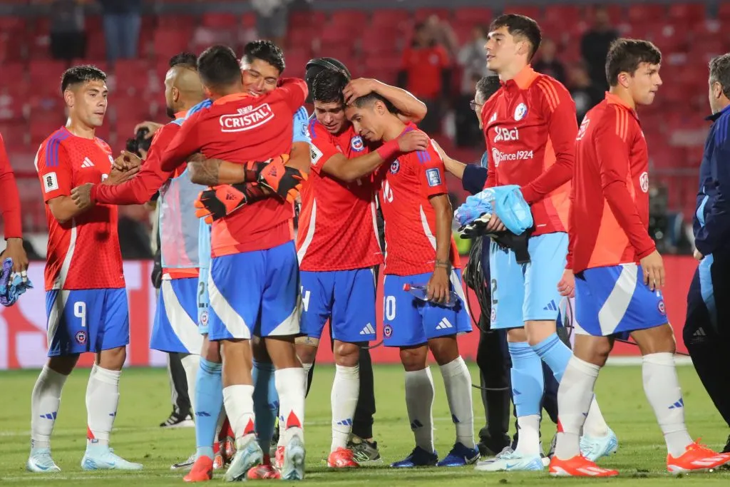 Chile puede sumar otra baja más y sus reemplazantes esperan por el llamado de Ricardo Gareca. Foto: Photosport.