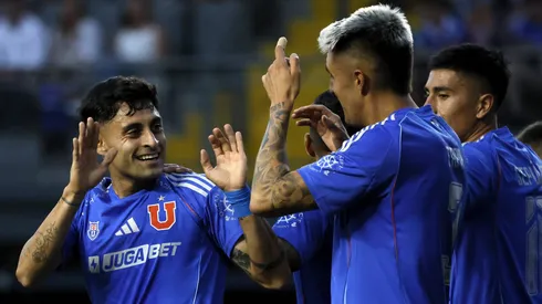 Nacho Tapia felicita a Javier Altamirano por su primer gol en la U de Chile.