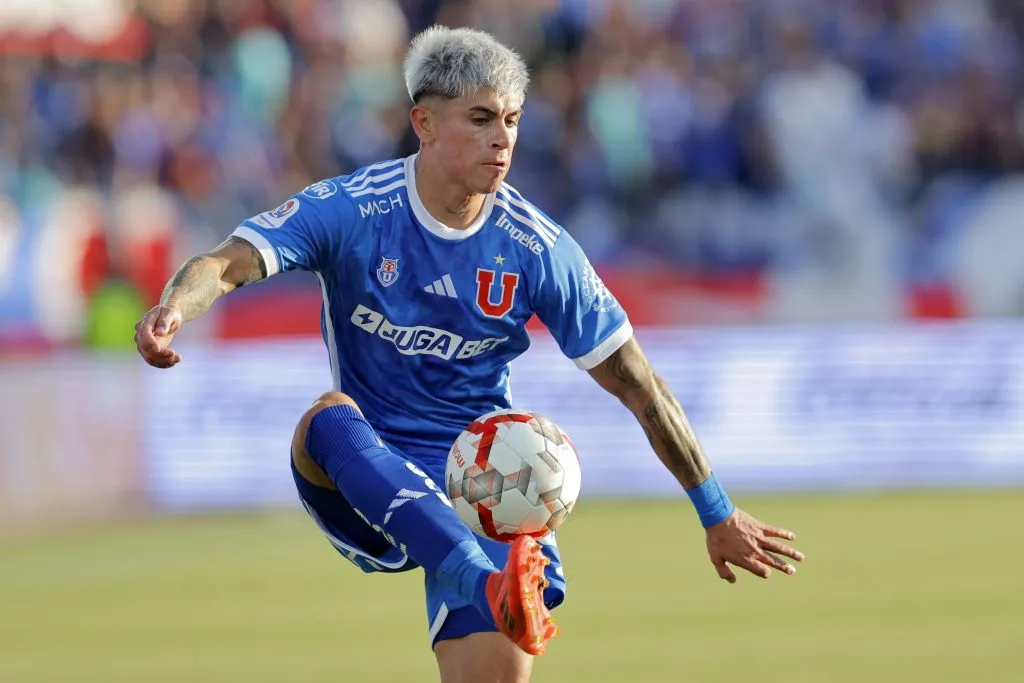 Maxi Guerrero en acción por Universidad de Chile. (Javier Torres/Photosport).