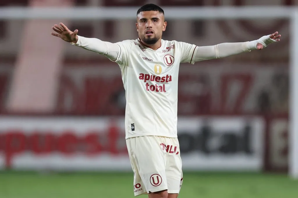 Rodrigo Ureña seguirá como jugador de Universitario. Los hinchas lo agradecen sobremanera. (Foto: Miguel Marruffo | Imago).