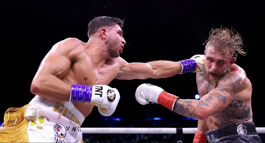 Tommy Fury golpea a Jake Paul (Getty Images).