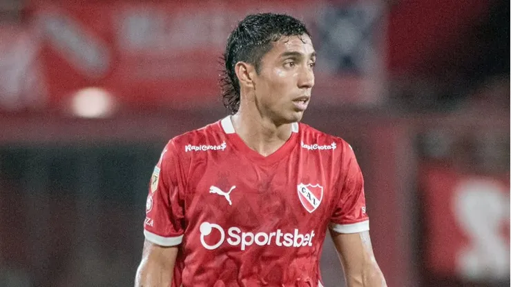 Luciano Cabral jugando por Independiente.