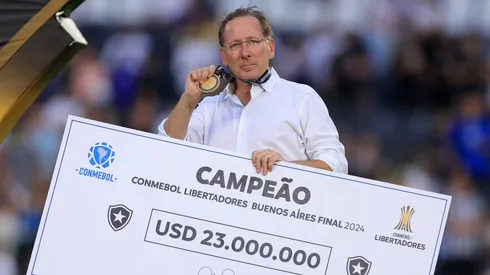 John Textor, dueño de Botafogo, posa con el cheque del ganador tras la final de la Copa Libertadores.