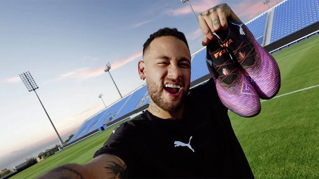 Neymar y sus nuevos botines de fútbol