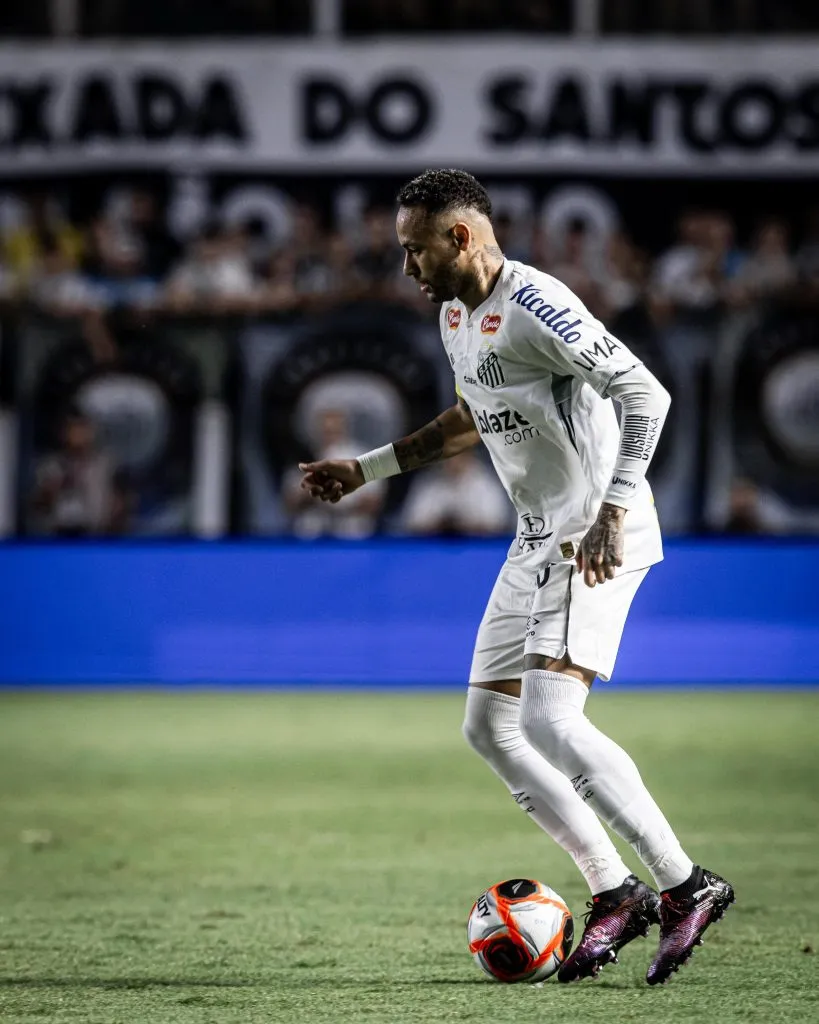 Neymar jugó nuevamente en Santos con sus nuevos zapatos