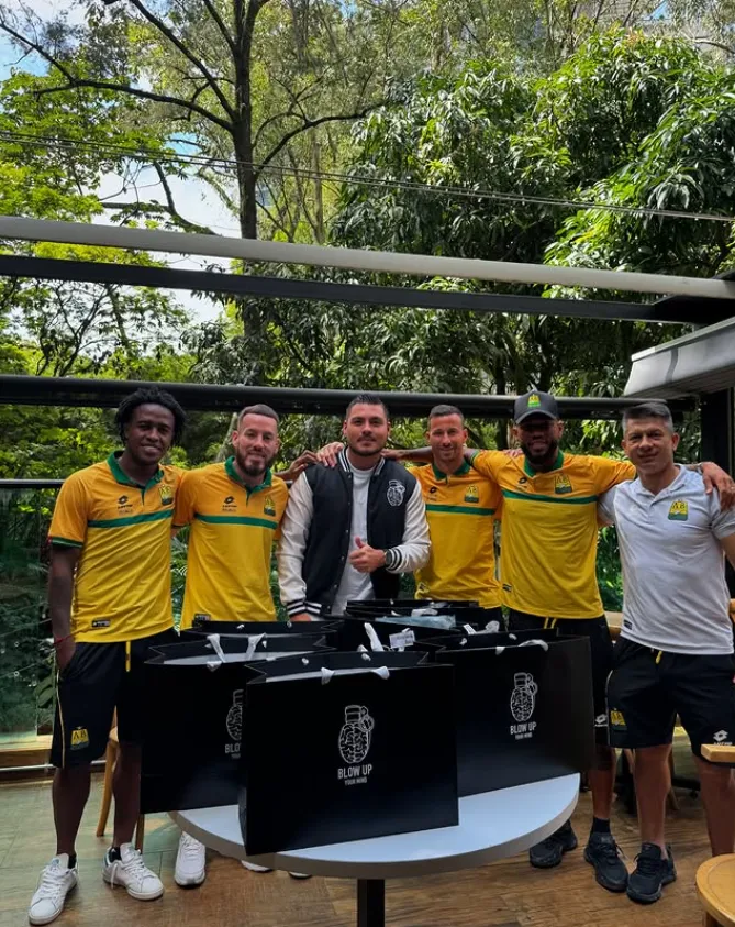 Luciano Pons con algunos compañeros y el DT de Bucaramanga, Gustavo Florentín. (Captura Instagram).