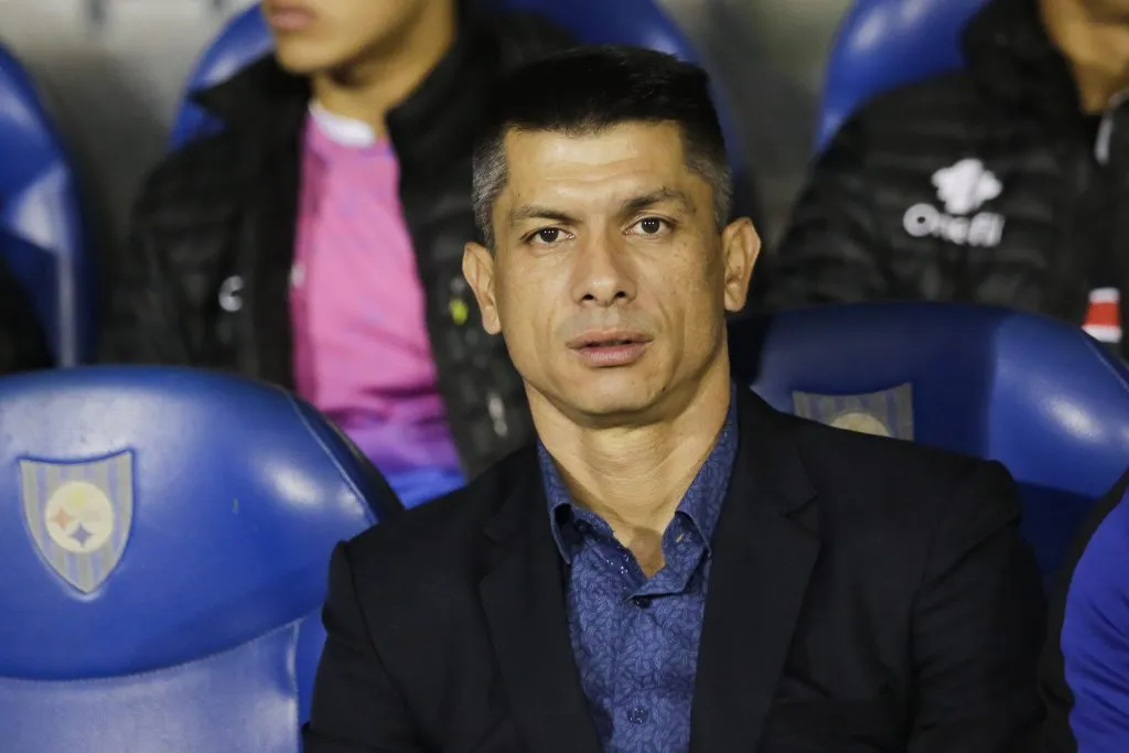 Gustavo Florentín como DT de Huachipato. (Esteban Drake/Photosport).