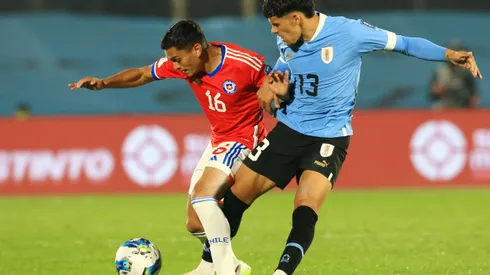 Nayel Mehssatou jugando en un partido clasificatorio al mundial 2026 en el estadio Centenario.