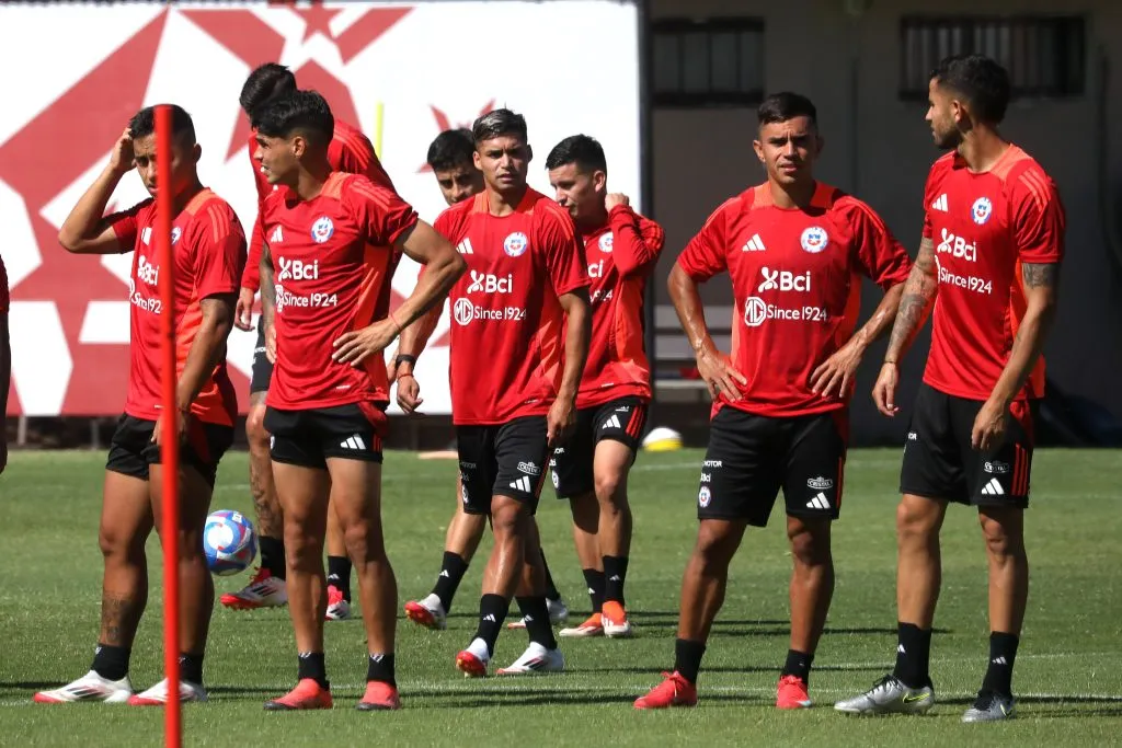 La Roja entrena con contingente de los clubes nacionales, que en paralelo deben jugar Copa Chile.