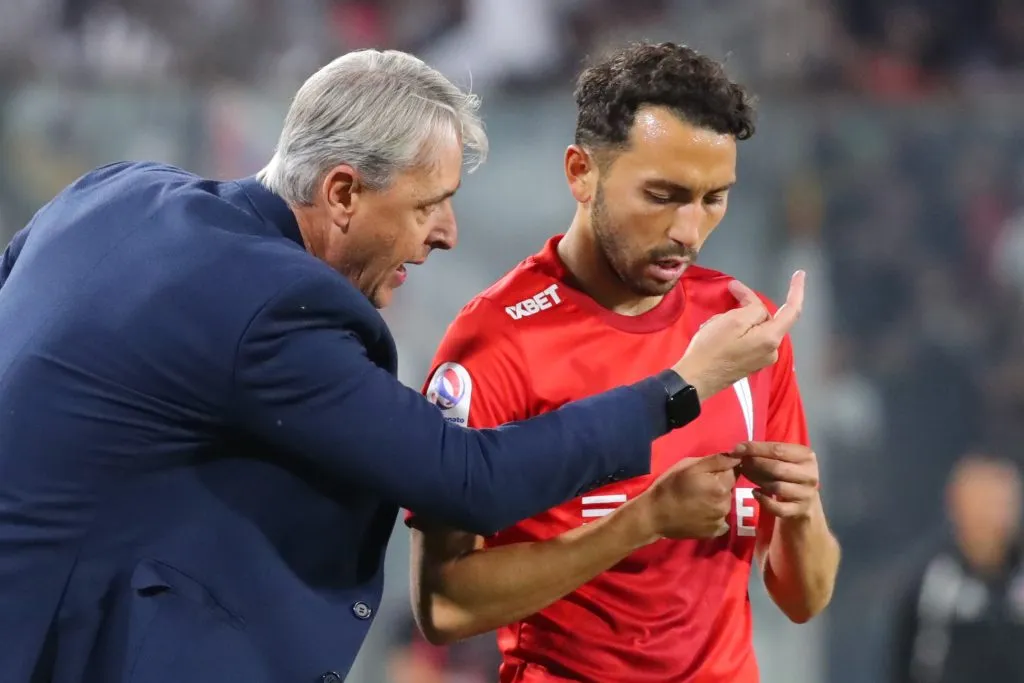 Tiago Nunes le da indicaciones al Cimbi Cuevas, uno de los convocados de la UC a la Roja. (Jonnathan Oyarzun/Photosport).