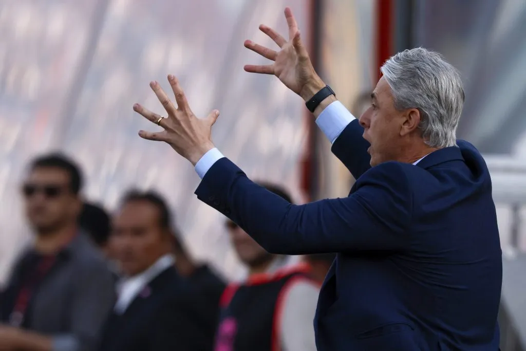 Tiago Nunes todavía sufre por las incógnitas en torno a los estadios donde la UC juega de local. (Andres Pina/Photosport).