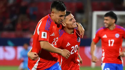 Lucas Cepeda y Alexander Aravena celebran el gol de Chile contra Venezuela en las Eliminatorias Sudamericanas.