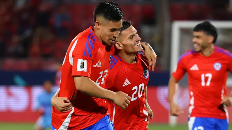 Lucas Cepeda y Alexander Aravena celebran el gol de Chile contra Venezuela en las Eliminatorias Sudamericanas.