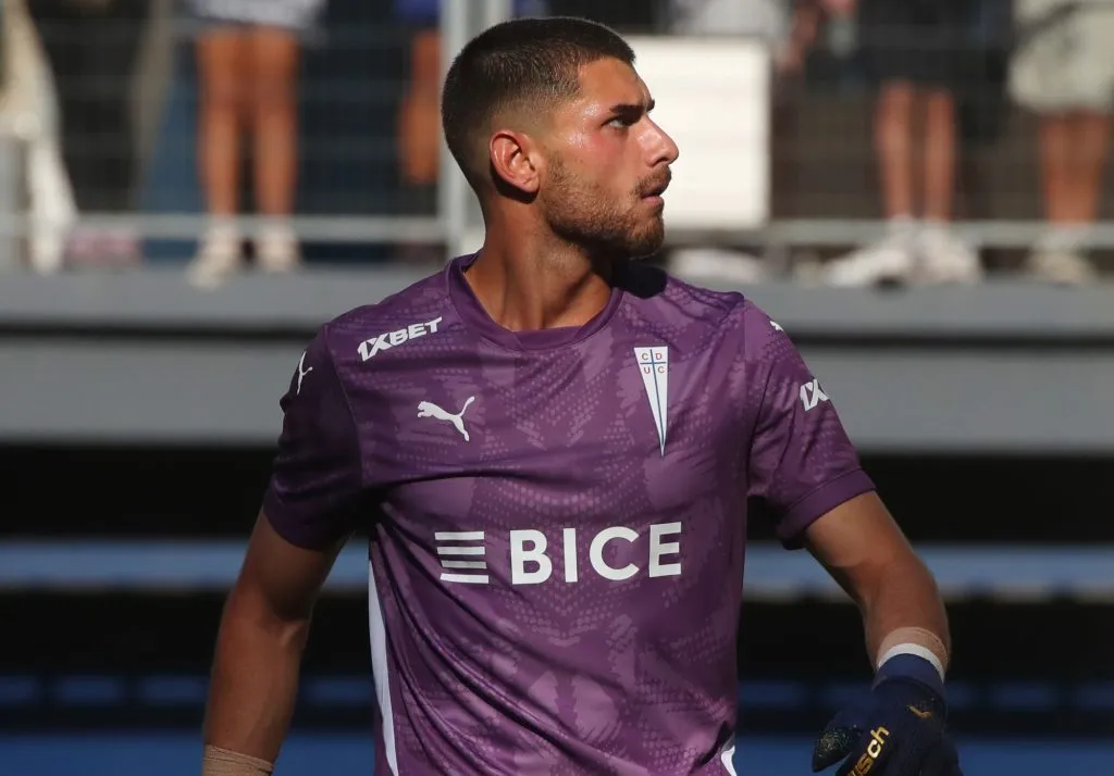 Gillier, el arquero de la Católica, se pone en modo selección y le pelea a Cortés y Castellón ante Panamá.