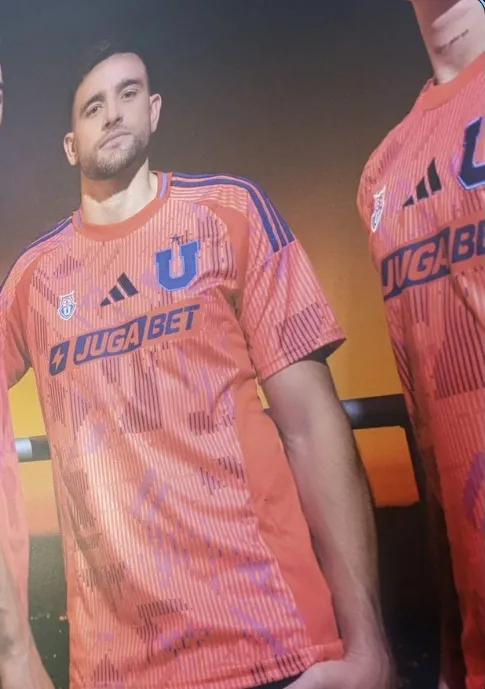 La nueva camisetea visitante de Universidad de Chile para el 2025.