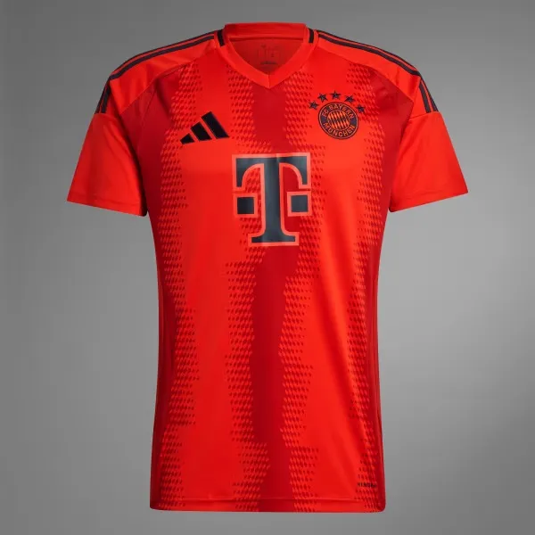 La camiseta de Bayern Múnich del 2024-25. ¿Encuentran que se parecen a la que lanzará Universidad de Chile? 