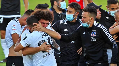 Jara abrazando a Maxi Falcón tras quedarse en la Primera División.