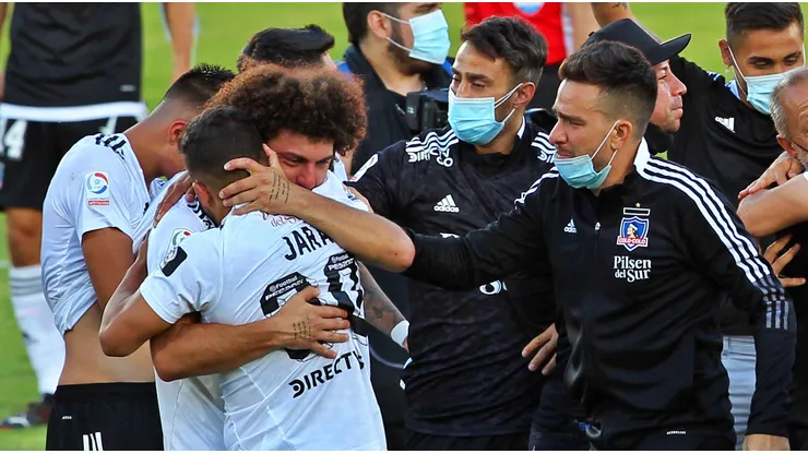 Jara abrazando a Maxi Falcón tras quedarse en la Primera División.