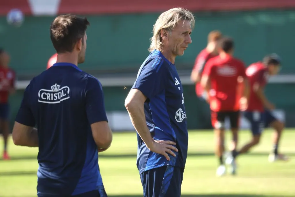 Johnny Herrera ayuda a Ricardo Gareca a armar la formación de la Roja | Photosport