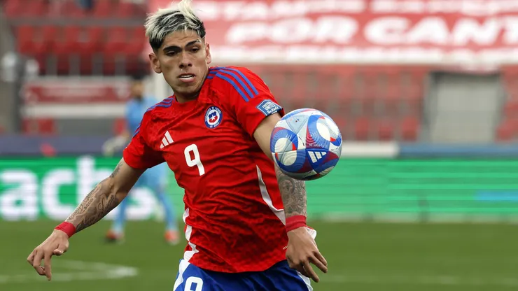 Carlos Palacios jugando por la Roja.