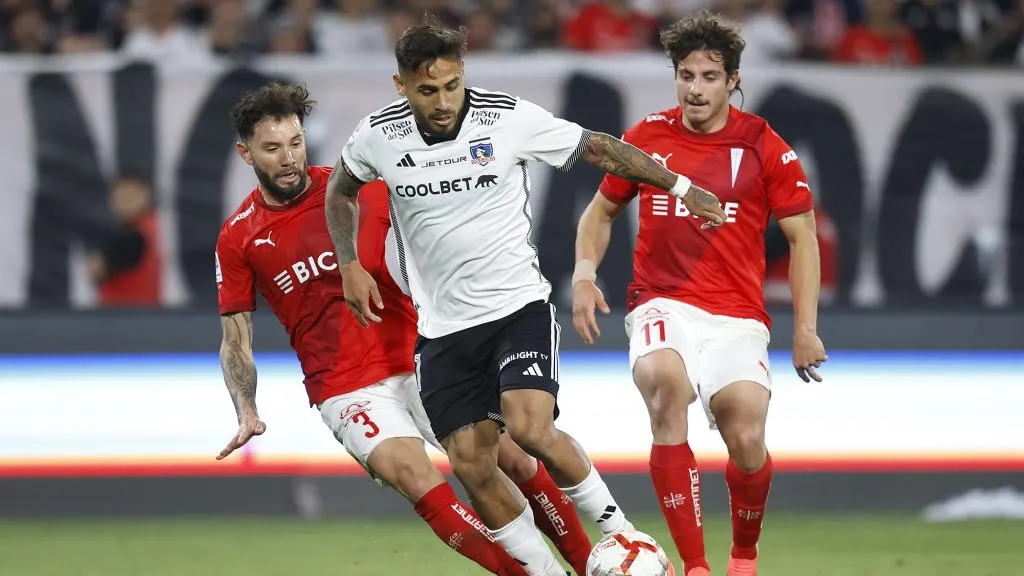 Sin el Santa Laura, Universidad Católica ya pidió jugar en La Florida el clásico con Colo Colo. Foto: Photosport.