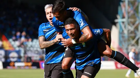 Los jugadores de Huachipato festejando uno de los tantos en la goleada 5-0 contra Deportes Temuco en la fecha 1 de la Copa Chile 2025.