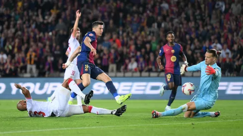 Robert Lewandowski, goleador de la liga española, rematando en el último Barcelona vs Sevilla.