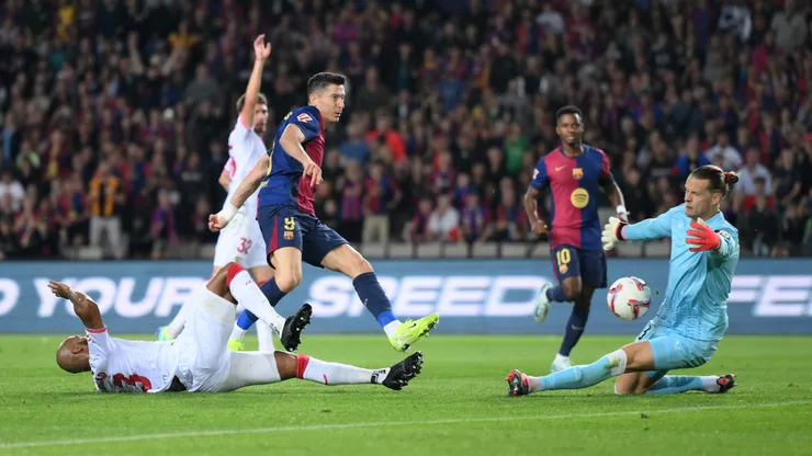Robert Lewandowski, goleador de la liga española, rematando en el último Barcelona vs Sevilla.