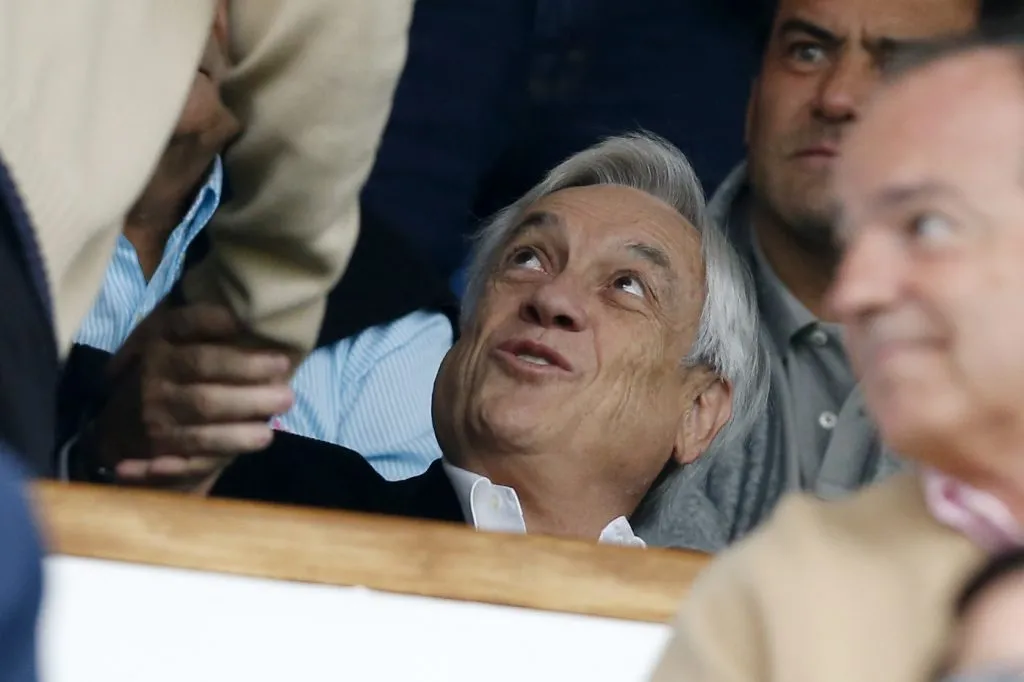 Sebastián Piñera presente en un Clásico Universitario. (Javier Torres/Photosport).