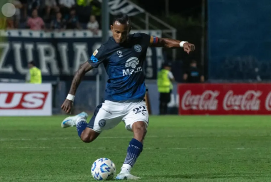 Sebastián Villa en acción por Independiente Rivadavia de Mendoza.