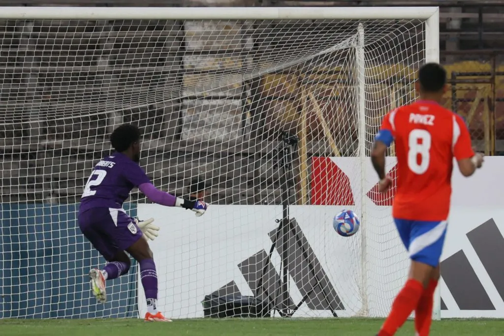 El arquero no pudo hacer nada ante ese globito de taco que hizo Nicolás Guerra. (Dragomir Yankovic/Photosport).
