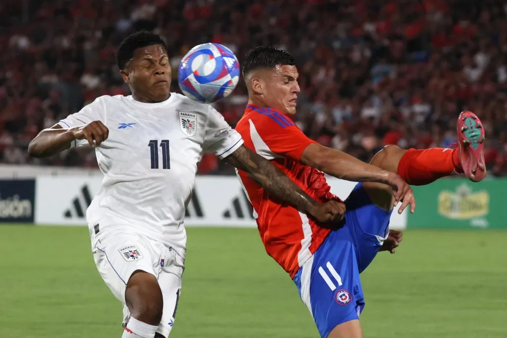 Lucas Cepeda fue imparable para Panamá. En la imagen lucha ante Lenis. (Dragomir Yankovic/Photosport).