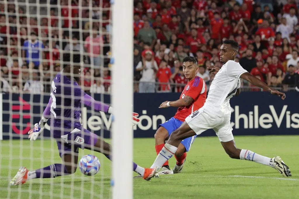 El tiro que significó el triplete de Nicolás Guerra ante Panamá. (Felipe Zanca/Photosport).