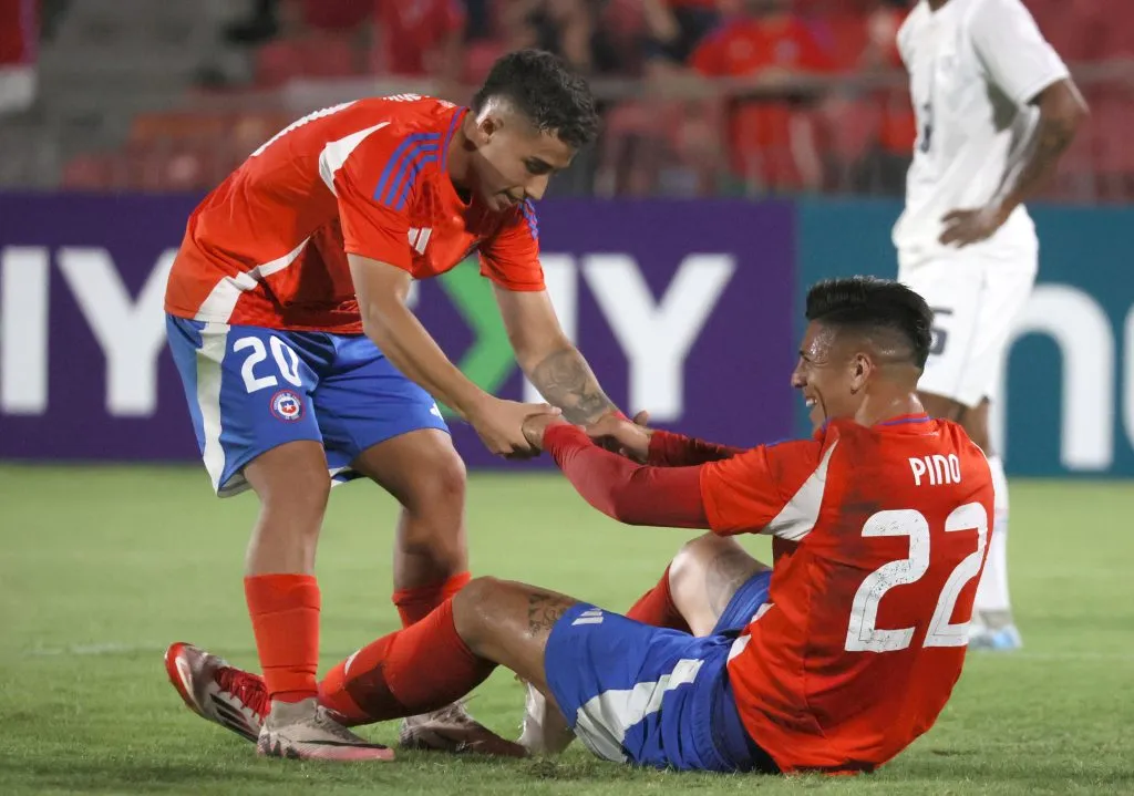 Lucas Assadi fue el primero que llegó a festejar con Steffan Pino. (Dragomir Yankovic/Photosport).