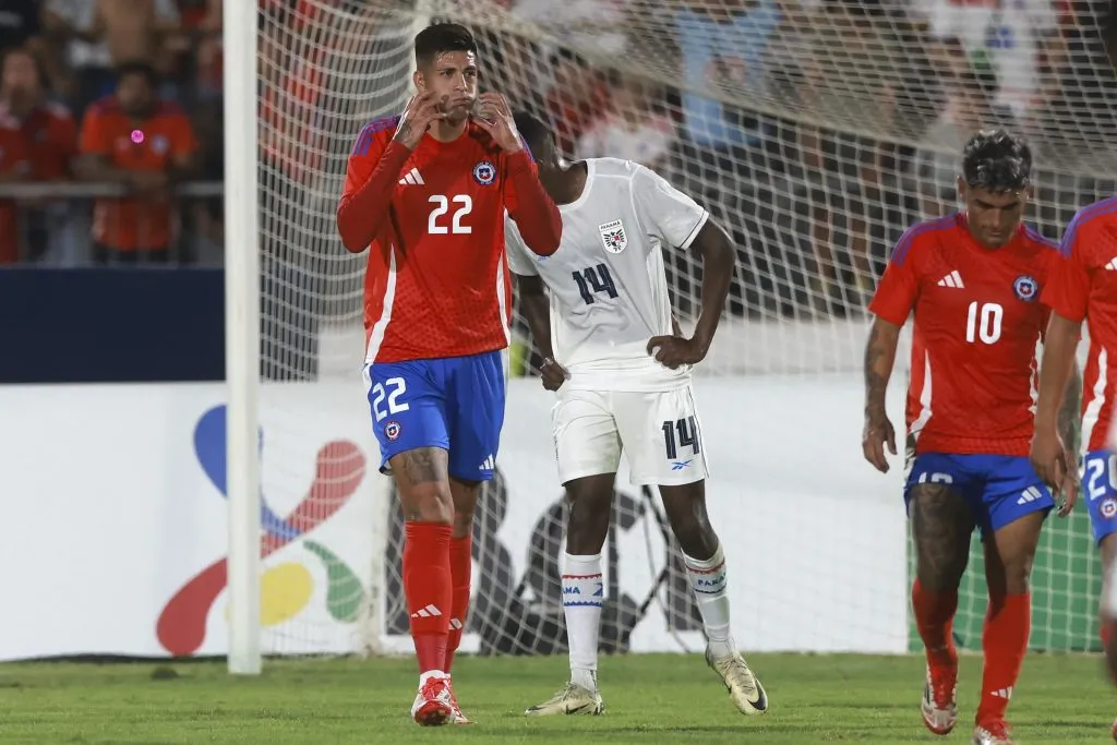 Steffan Pino celebró así su gol ante Panamá por la selección chilena. (Felipe Zanca/Photosport).
