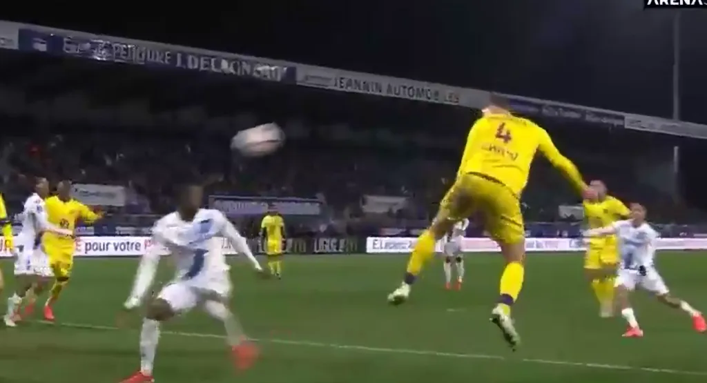 El defensor conectó un cabezazo letal gracias al centro del chileno. Foto: Twitter.