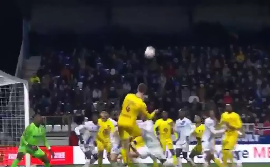 Creesswell estaba libre para recibir el balón. Foto: Twitter.