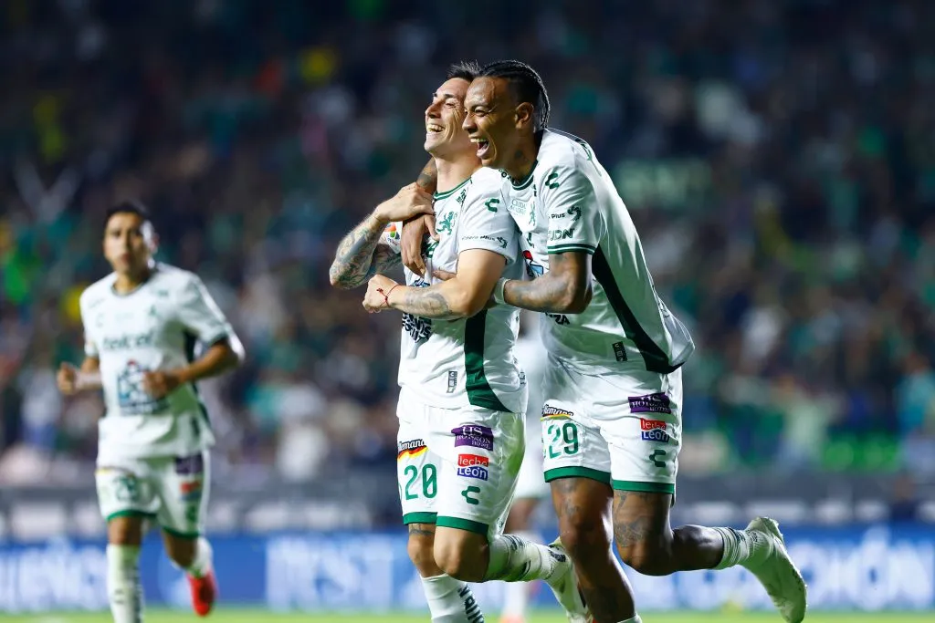 Abrazos y elogios para Echeverría en México.