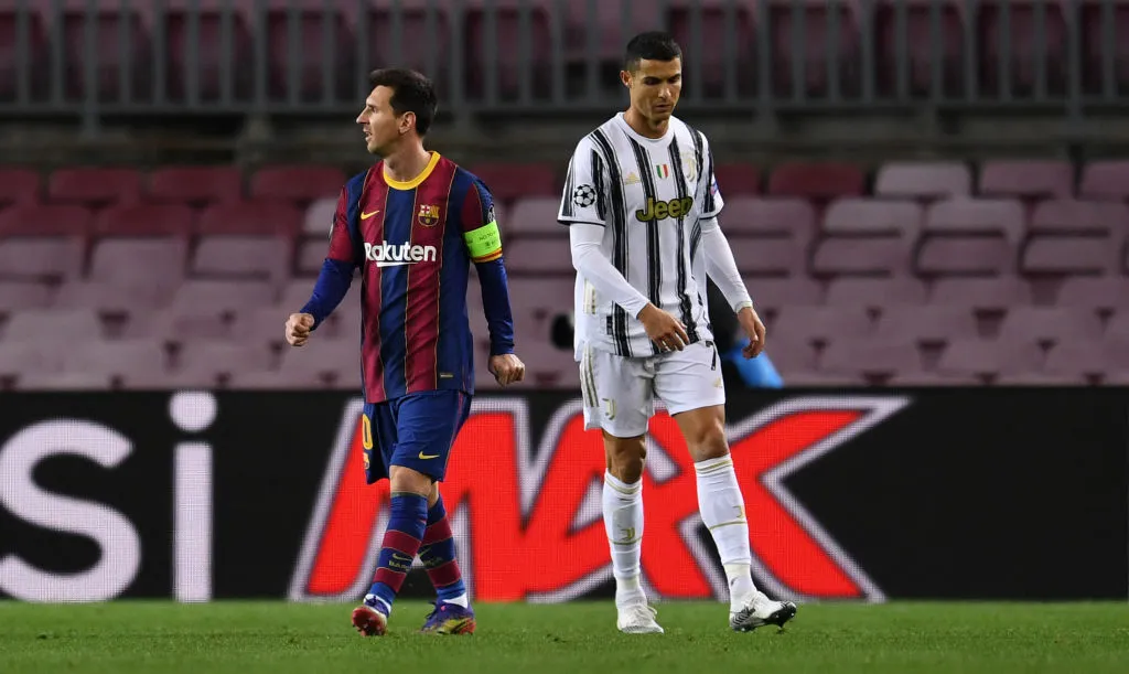 Lionel Messi of Barcelona y Cristiano Ronaldo jugando en la Champions League, año 2020 (Getty Images)