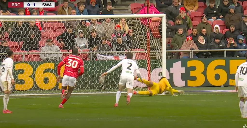 La estirada con fortuna de Vigouroux para mantener el cero en el Swansea. (Captura).