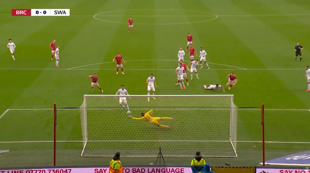 Vigouroux impidió el grito de gol de Mc Nally. (Captura Swansea City AFC).