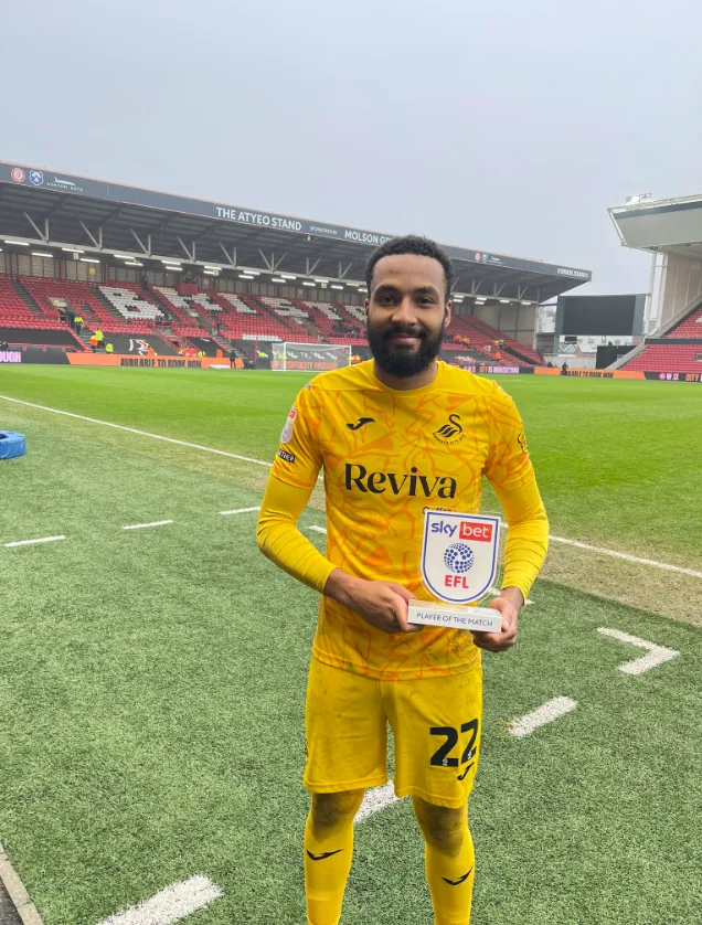 Lawrence Vigouroux posa feliz con su premio. (Foto: Swansea City).